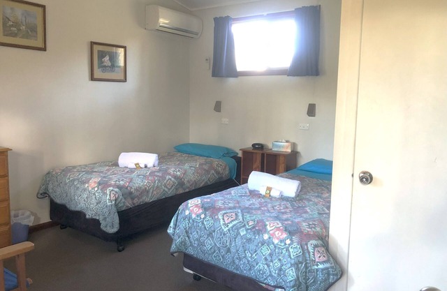 Cabin 5 - 2 single beds and ensuite. Access to all amenities