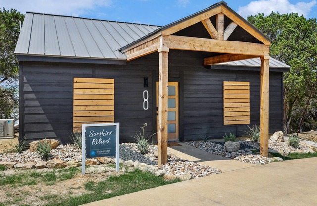 Cabin 8: Sunshine Retreat