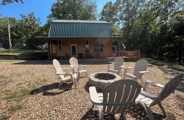 Cabin at the Cove. A hidden cabin walking distance to a private cove.