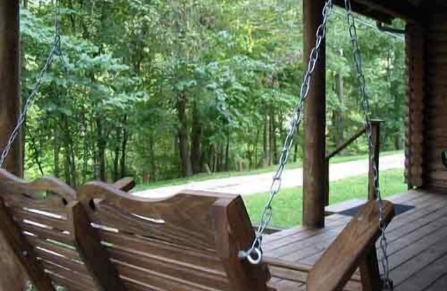 Cabin close to Natural Bridge State Park with hot tub and internet