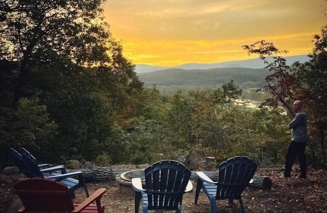Cabin~ Firepit~Mtn/River views~ WIFI~Hot Tub~Pets