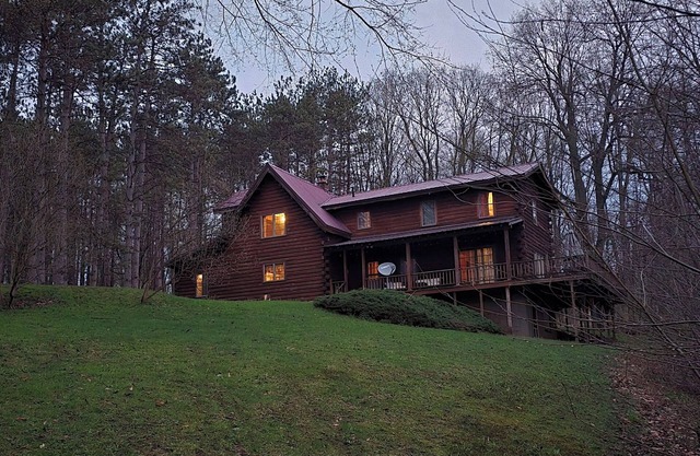 Cabin in Hannibal with Hot tub and Sauna