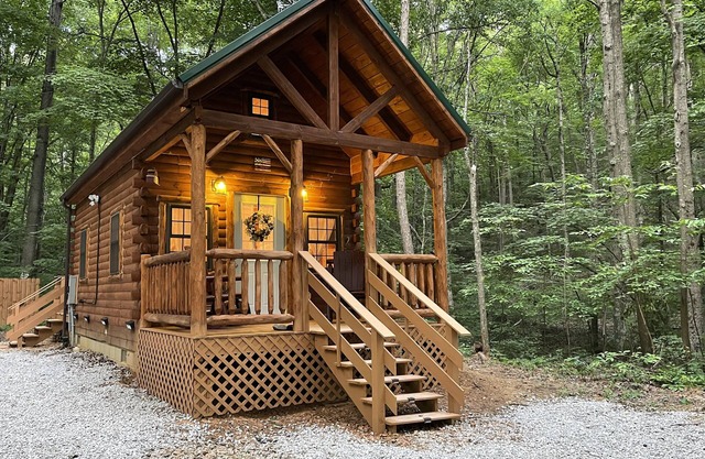 cabin in Hocking Hills Wifi, Walking Trail , close to Oldman cave attraction.