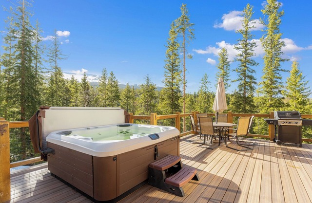 Cabin in the Woods! Pet Friendly, Private Hot Tub, Close to Breckenridge