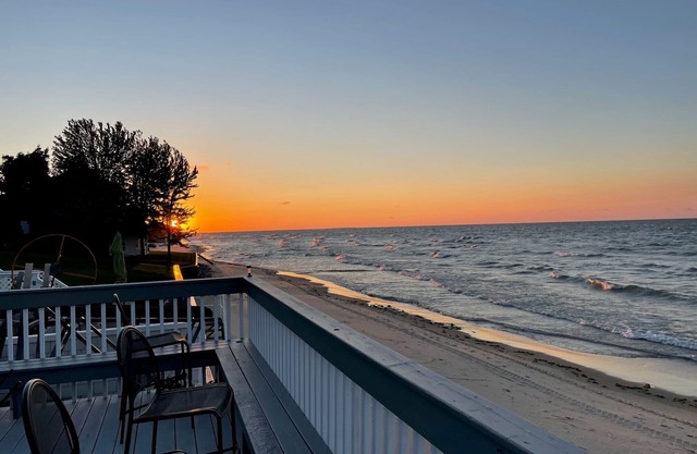 Cabin Love: Wooded Seclusion-Private Sub Beach just a 5 - 6 min stroll away!