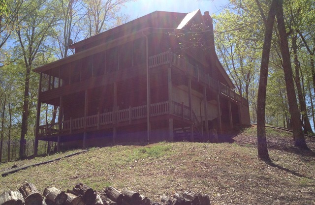 Cabin on Dale Hollow Lake - Hike to lake