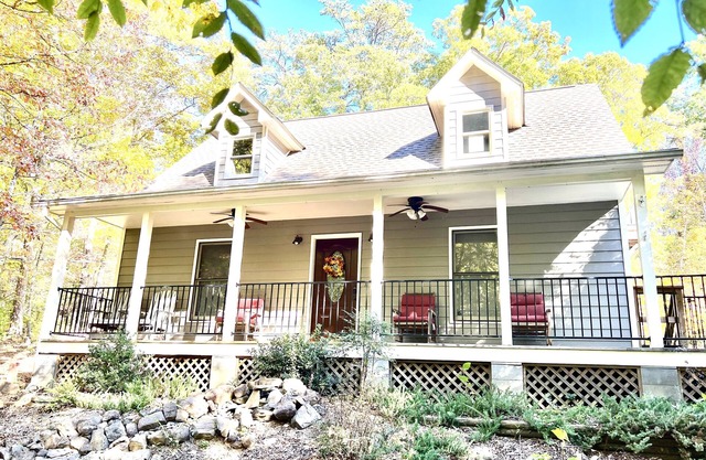 Cabin on prvt 2 acres near Dollywood Pigeon Forge 2 mi off Pkwy sleeps up to 9
