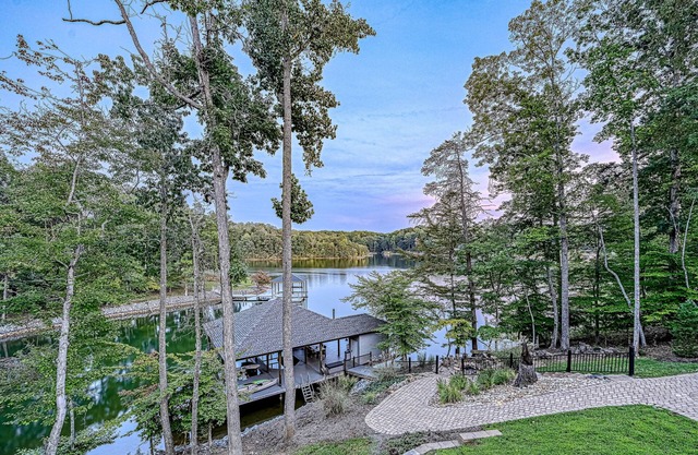 Cabin on the Cove - Luxe lakefront cabin on 5 acres with huge dock