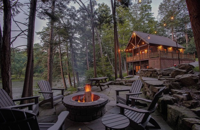Cabin On The River | Dream Fire Pit, Bikes + Kayaks!