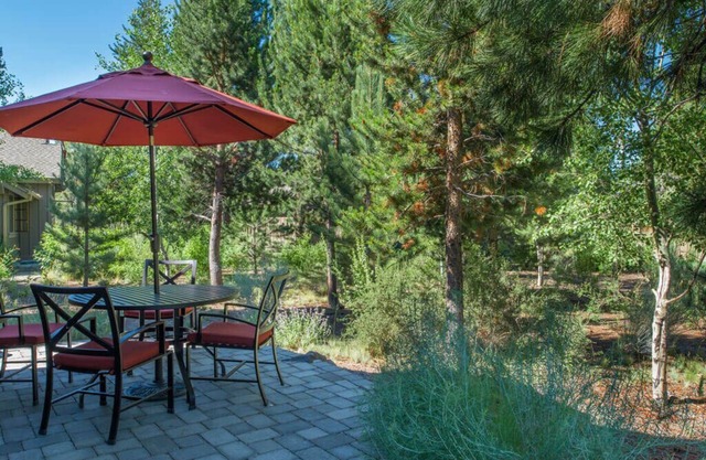Cabin Retreat with Hot Tub, Pet-Friendly & Pine Views