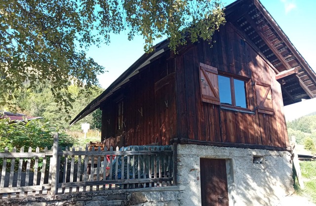 Cabin-style chalet in the heart of nature.