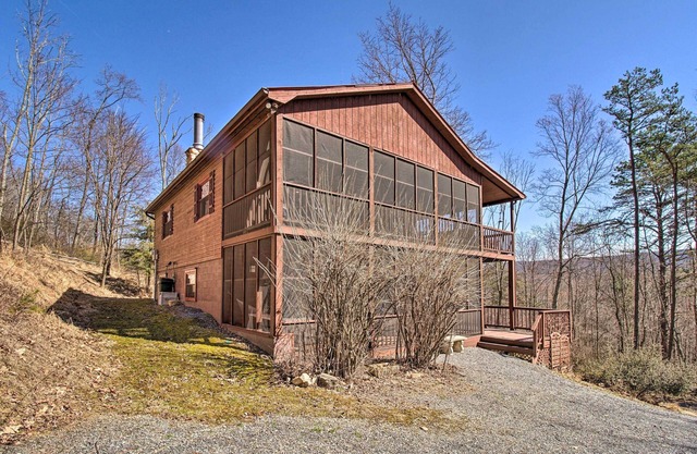 Cabin w/Decks & Fire Pit Near Lost River!