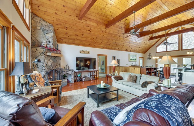 Cabin w/Hot Tub and WiFi: 4 Mi to Snowshoe Resort