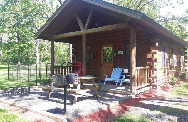 Cabin w private hot tub - dog-friendly