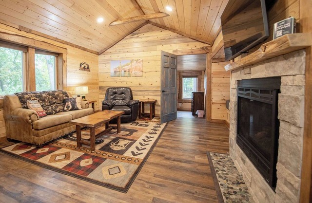 Cabin with beach access at AuTrain Lake! Minutes to Pictured Rocks