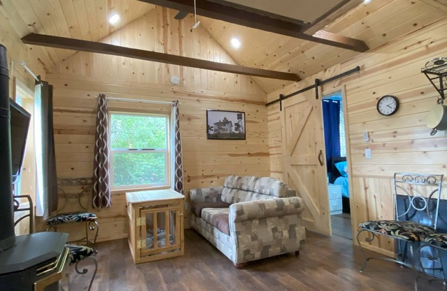 Cabin with loft & gas fireplace, walking distance to harbor