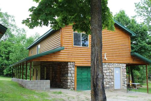 Cabin10 - Poolside Cabin with a lake view and great fishing