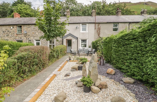 CAE BACH, pet friendly, with open fire in Dwygyfylchi