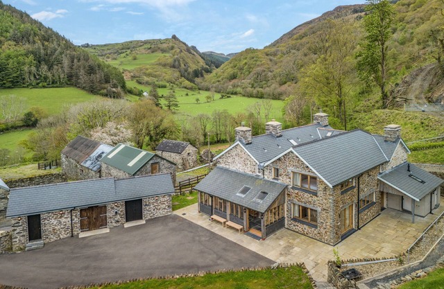 Caerhedyn - Four Bedroom House, Sleeps 8