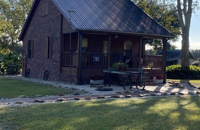 Cajun Country at its best. Private Acadian style guest house on estate property.