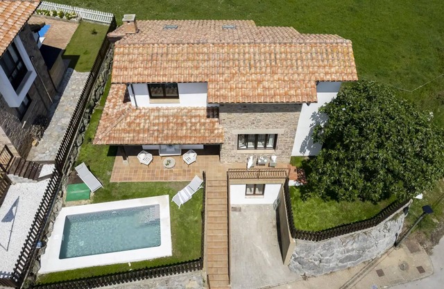 Cala Berellín: Un Refugio de Ensueño al Lado de uno de los Tesoros de Cantabria