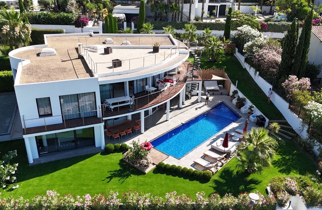 CALIFORNIAN VILLA IN CAVALAIRE SUR MER 350 M2