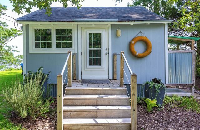 Call My Bluff- Quaint Cottage Overlooking the Neuse River. Honeymoon perfect!