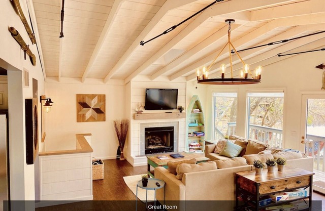 “Calm Water Cove” A Fun Family Lake Front Retreat