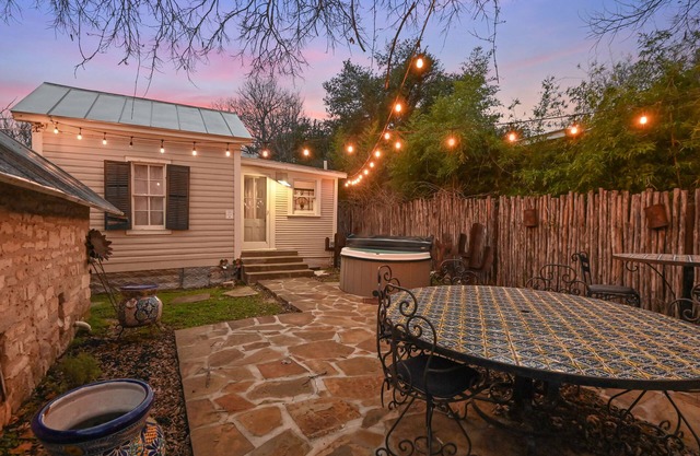 Calmbach Cottage - Historical homesite - Hot tub!