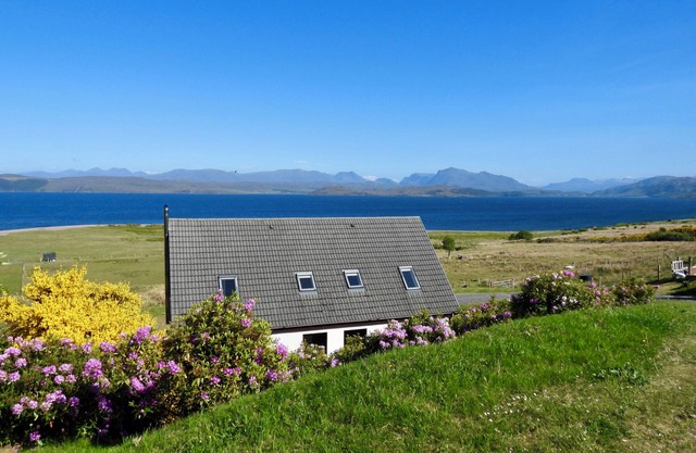 CALMDALE, pet friendly, with open fire in Poolewe