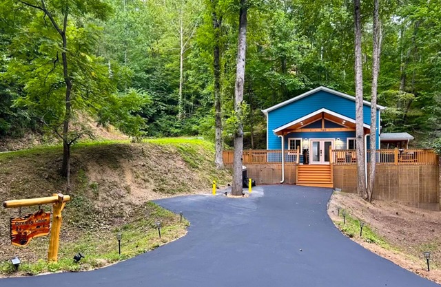 Calming cottage with hot tub, Cozy fireplace, & Free Attraction Tickets