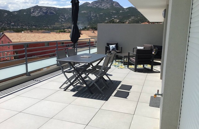 Calvi bright T3 top floor 65m2 panoramic view, 4 people, 2 bedrooms, parking