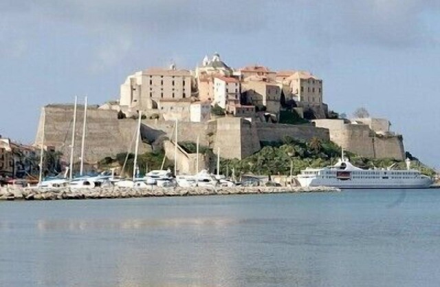 Calvi T2 apartment in beautiful building recently Seafront and Port