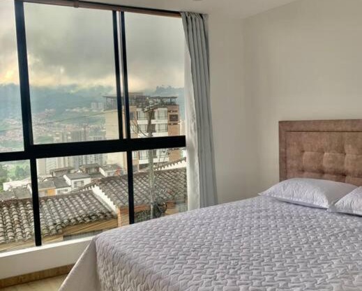 Cama Queen, Vista a las Montañas