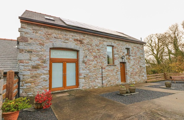 CAMBRIOL, family friendly, character holiday cottage in Llangyndeyrn