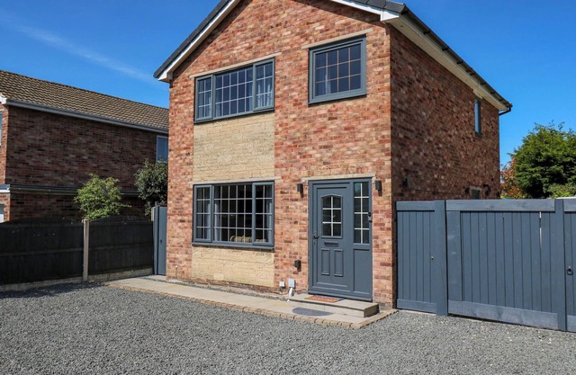 CAMELLIA HOUSE, pet friendly, with a garden in Carlton, Goole