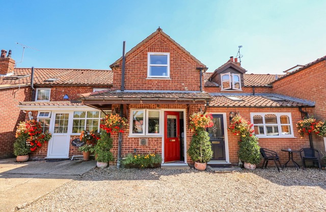 CAMERON'S COTTAGE, pet friendly, with open fire in Swaffham