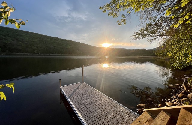 Camp Amherst: Ski and Lakeside Retreat. Killington/Okemo, Firepit, private dock!