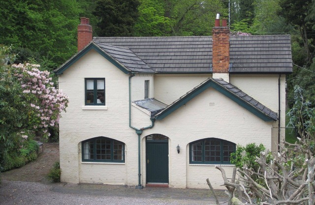 Camp Hill. Charming Cottages in Secluded Grounds of Historic Private Estate
