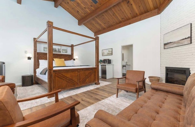 Camp Nelson Lodge Room 10