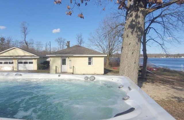 Campau Lake Sunshine Cottage with Tiki game house 4 King Beds