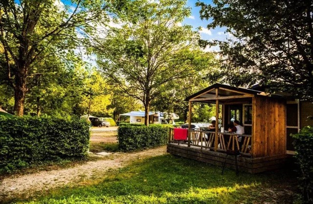 Camping du Lac de Carouge * - Chalet Couples + 1 young child/PMR - 1 Bedroom - 2018 20 m2 2 to 3 people - 2 pers. included in the tariff
