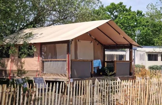Camping Les P'tites Maisons dans la Prairie* - 3-room lodge for 5 people without sanitary facilities
