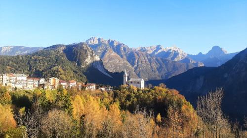 CAMPO BASE CADORE con parcheggio auto e garage moto