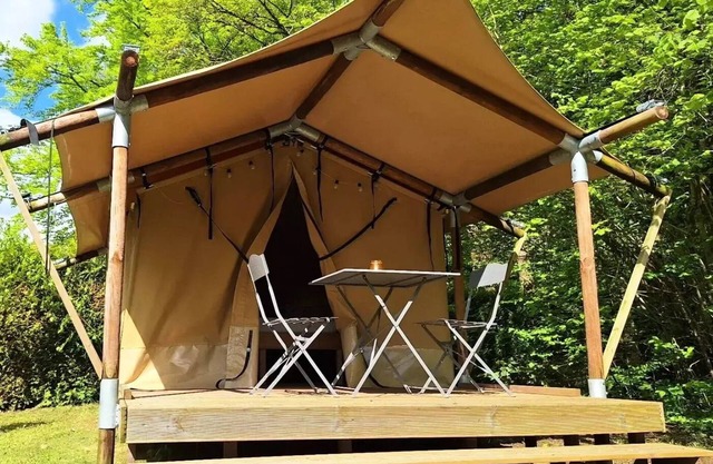 Campsite Flower du Lac de la Seigneurie * - Woodlodge Nature 1 room 2 people Without Sanitary Facing the pond