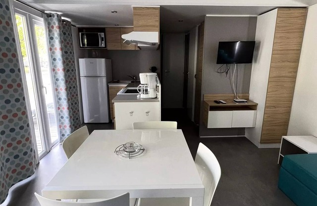 Campsite La Pointe du Médoc* - Mobile home Comfort 4 rooms 6 people - TV