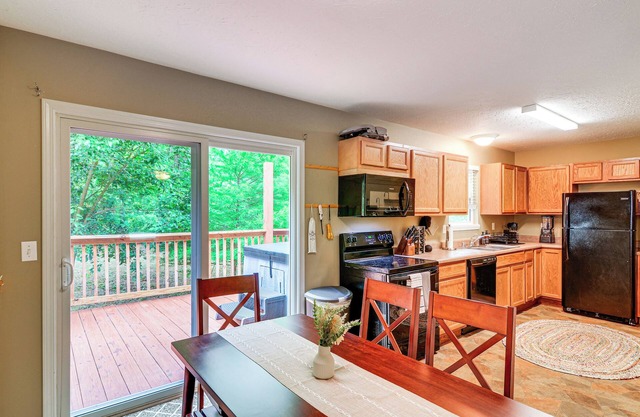 Campton Cottage w/Hot Tub, Near Hiking + Climbing