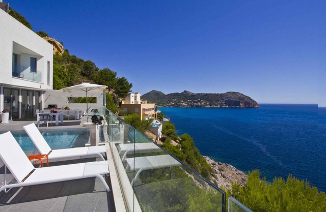 Can Ema, Villa front sea line
