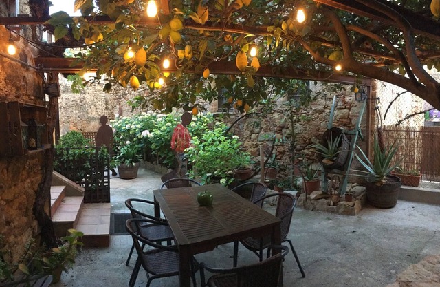 Can Zoilo, in the heart of the medieval center of Pals. WIFI and Air Ac. FREE.