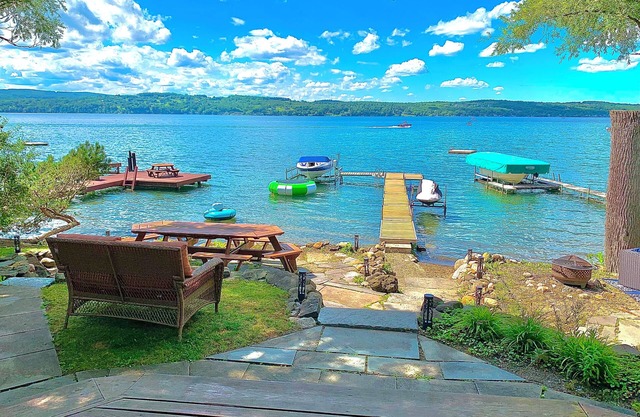 Canadaigua Lake Sunset Oasis: Private Beach, Family Fun Wineries, CMAC, Shopping